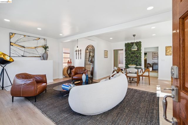 2328 Bartlett St, Oakland, CA 94601