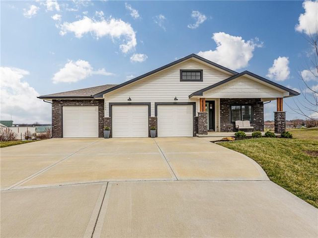 1100 NE Goshen Court, Lee's Summit, MO 64064