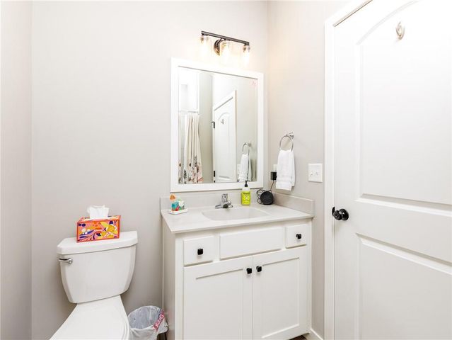 1100 NE Goshen Court, Lee's Summit, MO 64064