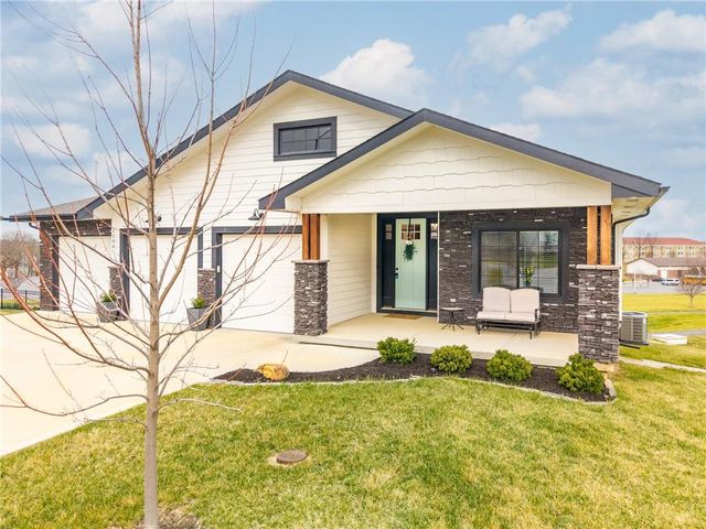 1100 NE Goshen Court, Lee's Summit, MO 64064