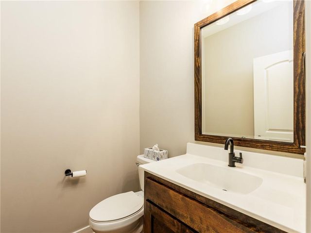 1100 NE Goshen Court, Lee's Summit, MO 64064