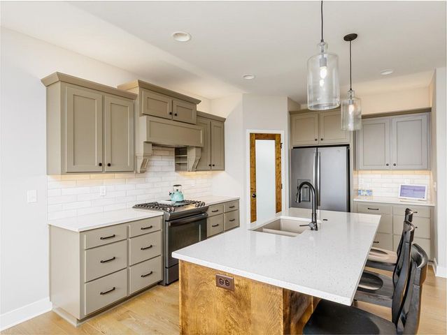 1100 NE Goshen Court, Lee's Summit, MO 64064