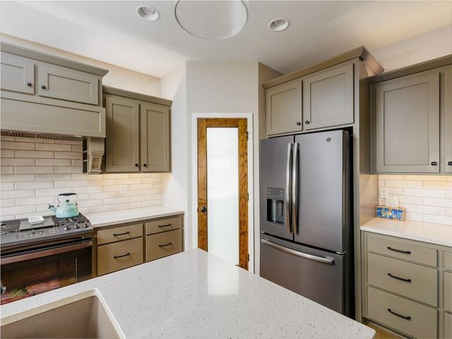 1100 NE Goshen Court, Lee's Summit, MO 64064