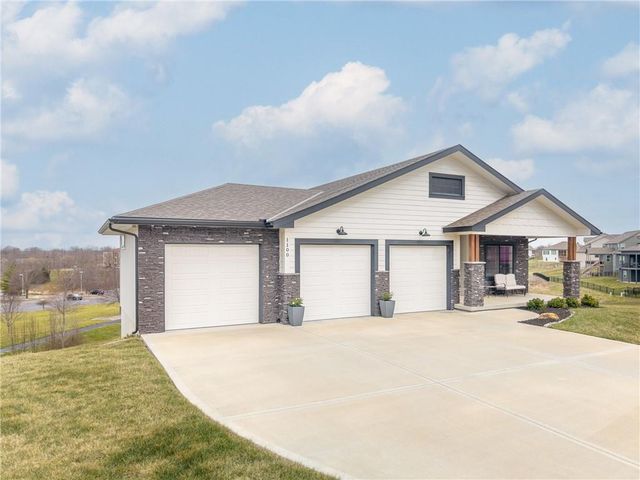 1100 NE Goshen Court, Lee's Summit, MO 64064