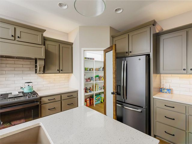 1100 NE Goshen Court, Lee's Summit, MO 64064