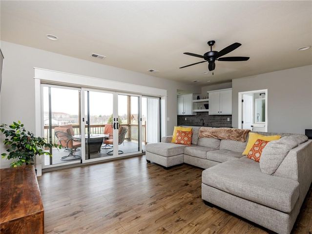 1100 NE Goshen Court, Lee's Summit, MO 64064