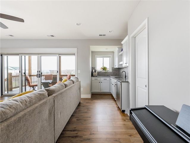 1100 NE Goshen Court, Lee's Summit, MO 64064