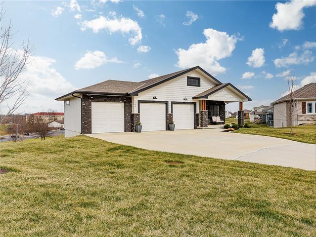 1100 NE Goshen Court, Lee's Summit, MO 64064