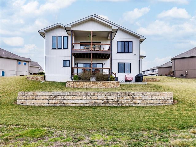 1100 NE Goshen Court, Lee's Summit, MO 64064