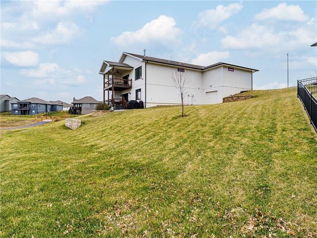 1100 NE Goshen Court, Lee's Summit, MO 64064