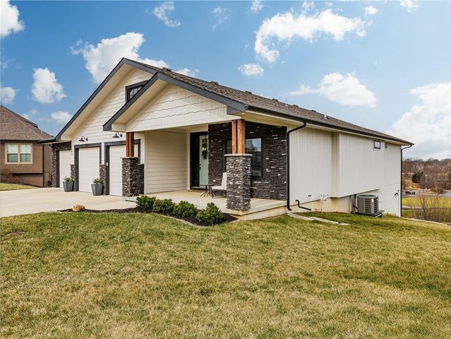 1100 NE Goshen Court, Lee's Summit, MO 64064