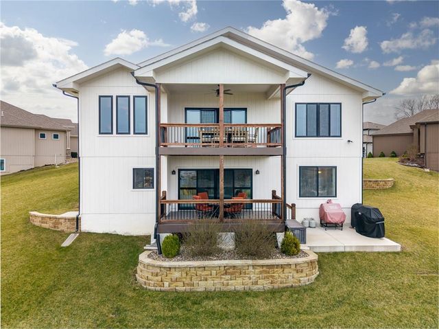 1100 NE Goshen Court, Lee's Summit, MO 64064