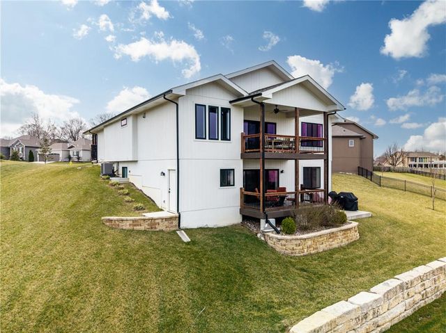 1100 NE Goshen Court, Lee's Summit, MO 64064