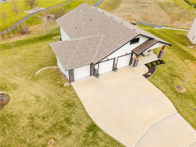 1100 NE Goshen Court, Lee's Summit, MO 64064