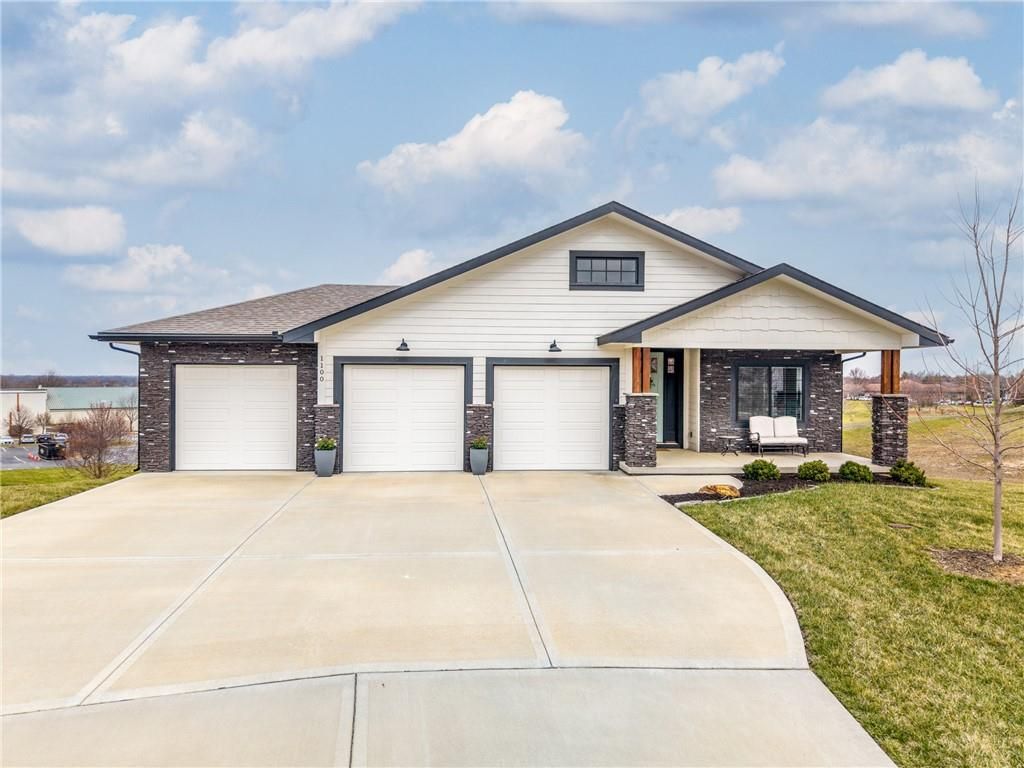 1100 NE Goshen Court, Lee's Summit, MO 64064