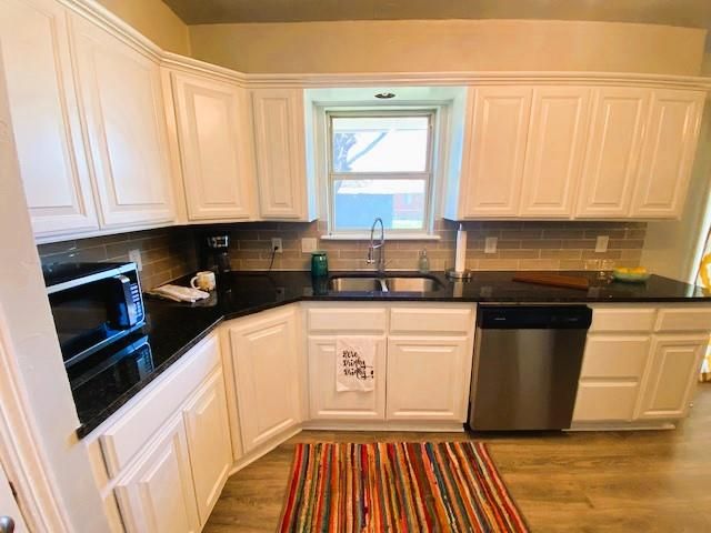 1100 ELMHURST Drive, Moore, OK 73160