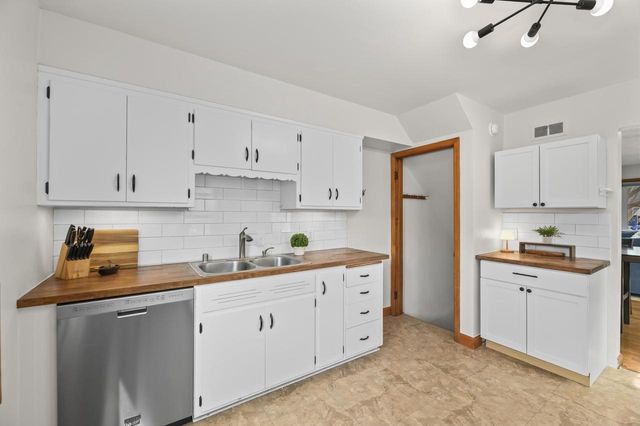 2853 N 87th STREET, Milwaukee, WI 53222