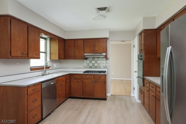 21 SAINT GERMAIN DR., Clark Twp., NJ 07066