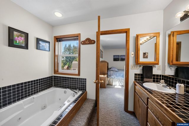 2350 Holly Pl NW, Albany, OR 97321