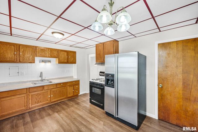 401 W NEBRASKA Street, Peoria, IL 61614