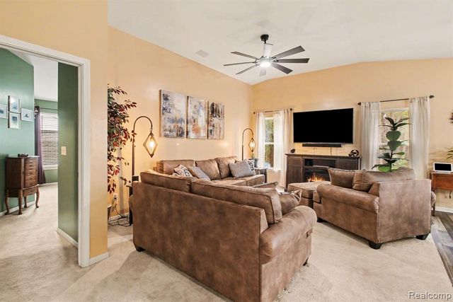 2661 Signature Circle, Pinckney, MI 48169