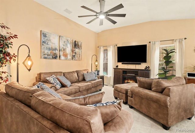 2661 Signature Circle, Pinckney, MI 48169