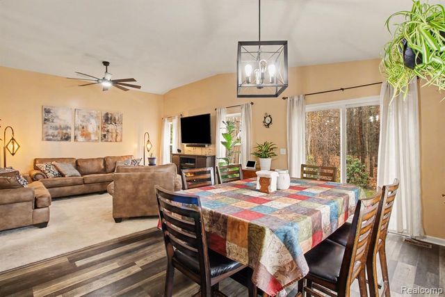 2661 Signature Circle, Pinckney, MI 48169