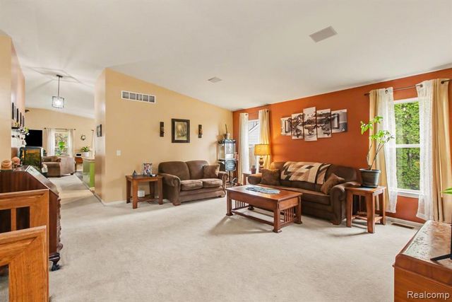 2661 Signature Circle, Pinckney, MI 48169