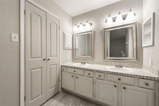 18240 Midway Road 302, Dallas, TX 75287