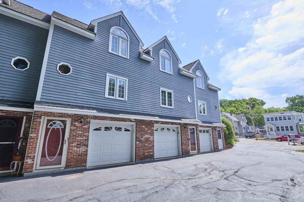 86 White St C, Lowell, MA 01854