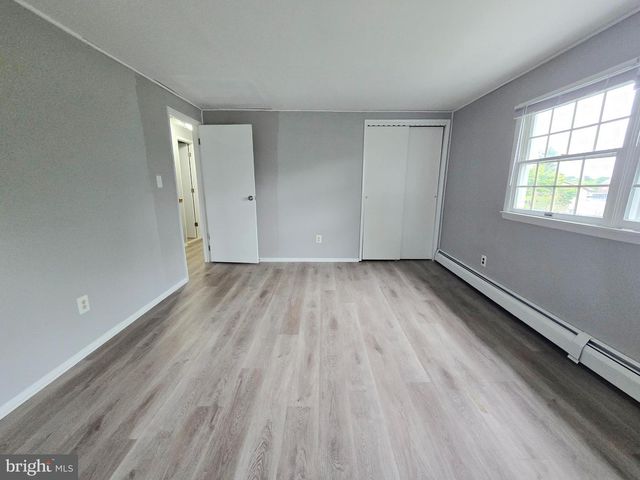26 VILLAGE LN, Levittown, PA 19054