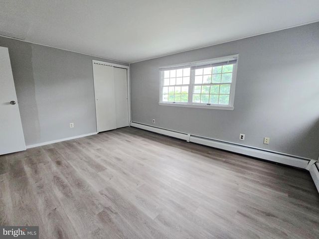 26 VILLAGE LN, Levittown, PA 19054