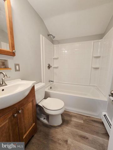 26 VILLAGE LN, Levittown, PA 19054