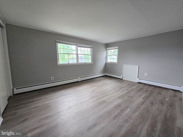 26 VILLAGE LN, Levittown, PA 19054