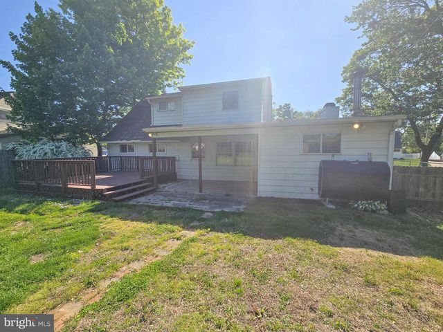 26 VILLAGE LN, Levittown, PA 19054