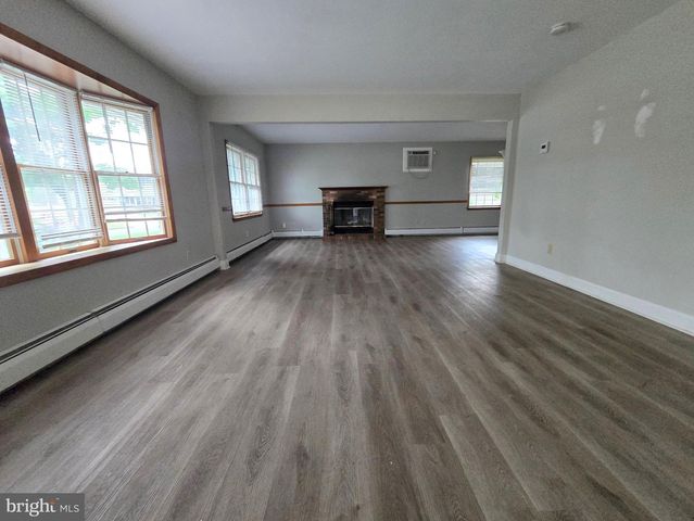 26 VILLAGE LN, Levittown, PA 19054