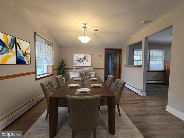 26 VILLAGE LN, Levittown, PA 19054