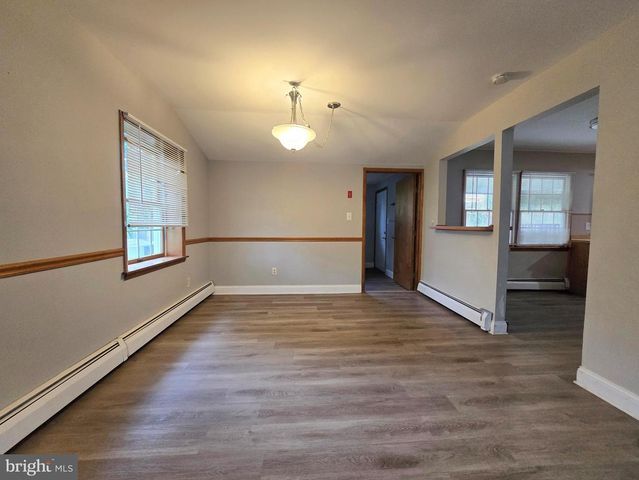 26 VILLAGE LN, Levittown, PA 19054