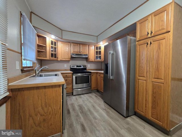 26 VILLAGE LN, Levittown, PA 19054