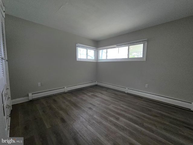 26 VILLAGE LN, Levittown, PA 19054