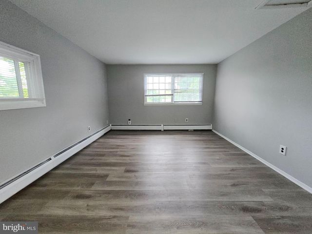 26 VILLAGE LN, Levittown, PA 19054