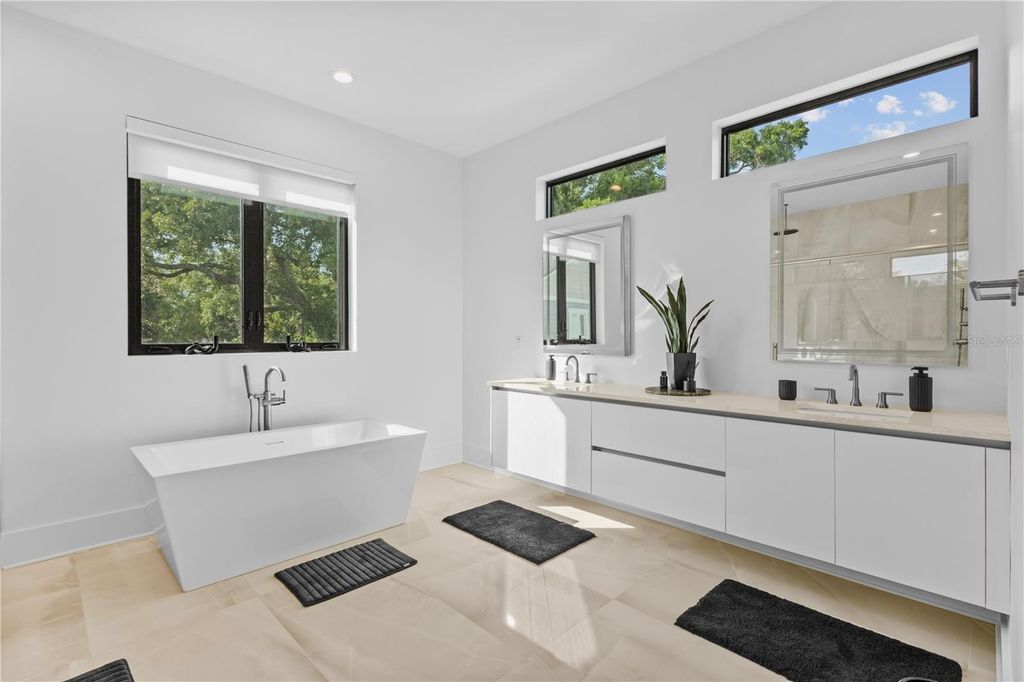 Image 18 of property listing at 805 W INDIANA AVENUE, Tampa, FL 33603