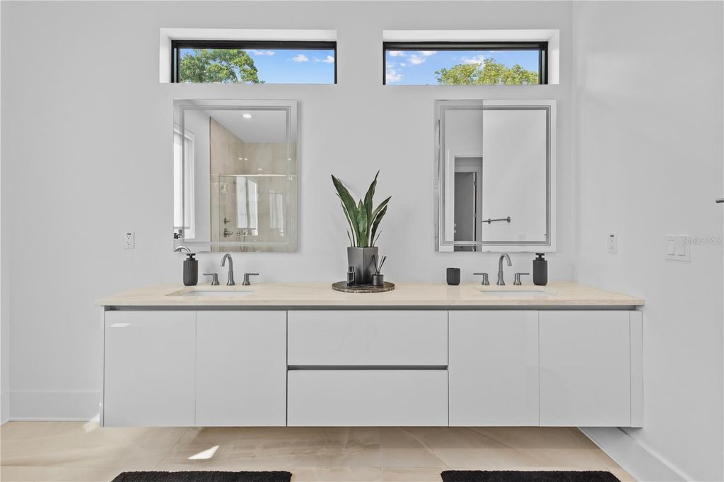Image 19 of property listing at 805 W INDIANA AVENUE, Tampa, FL 33603
