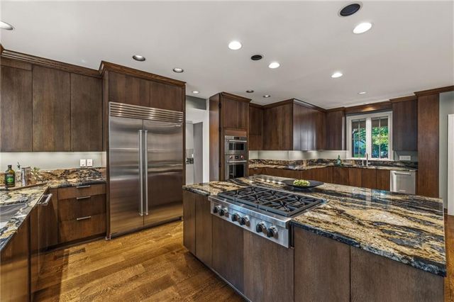 2211 W 69th Terrace, Mission Hills, KS 66208