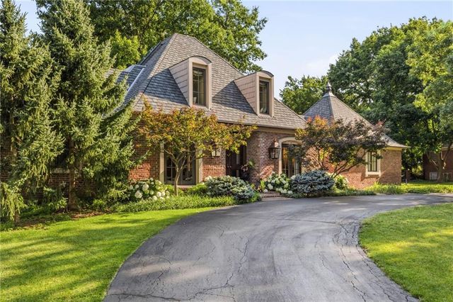 2211 W 69th Terrace, Mission Hills, KS 66208