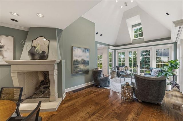 2211 W 69th Terrace, Mission Hills, KS 66208