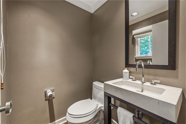 2211 W 69th Terrace, Mission Hills, KS 66208
