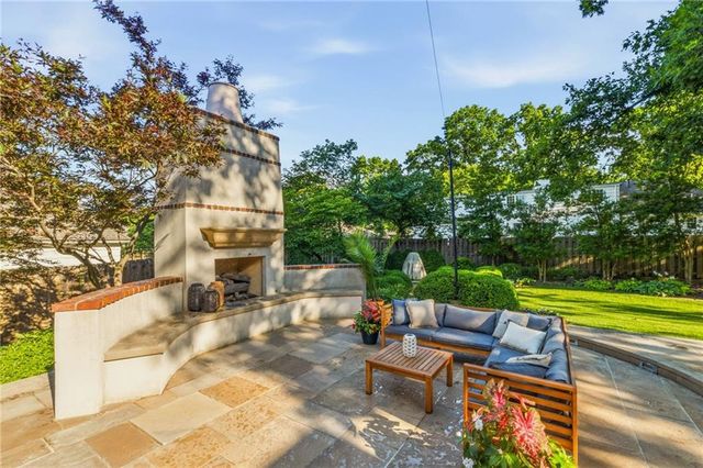 2211 W 69th Terrace, Mission Hills, KS 66208