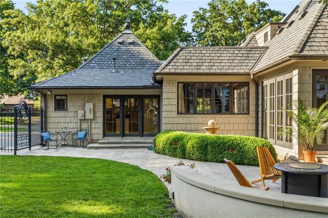 2211 W 69th Terrace, Mission Hills, KS 66208