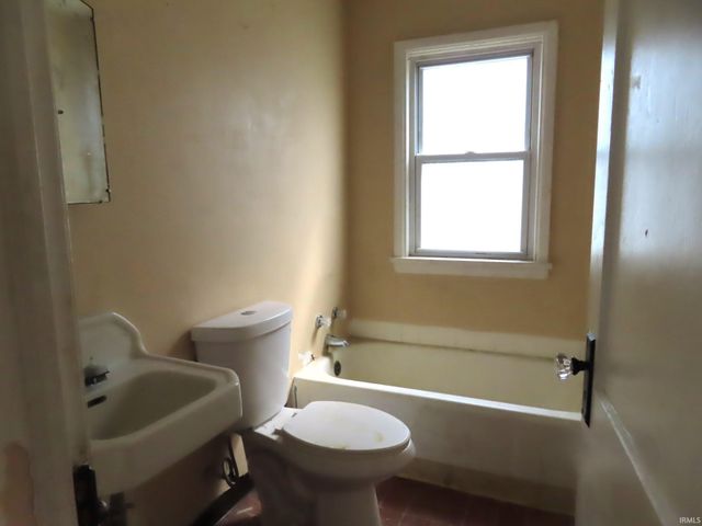 2824 Calhoun Street, South Bend, IN 46628